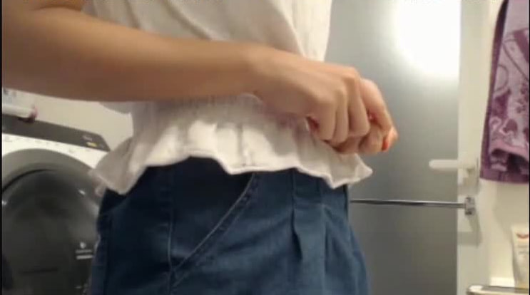 四月流出新片：学生妹室友浴室激情玩震动棒洗澡偷拍，坑闺蜜系列